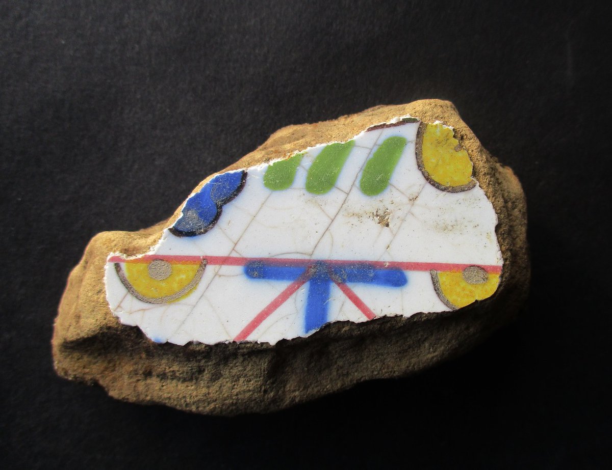GermanderS's tweet image. 1/2: Here's my favourite recent delftware finds from the Thames foreshore. I especially like the first piece - with those colours and patterns, it could be a child's felt tip drawing, but it probably dates from the 1700s or earlier...