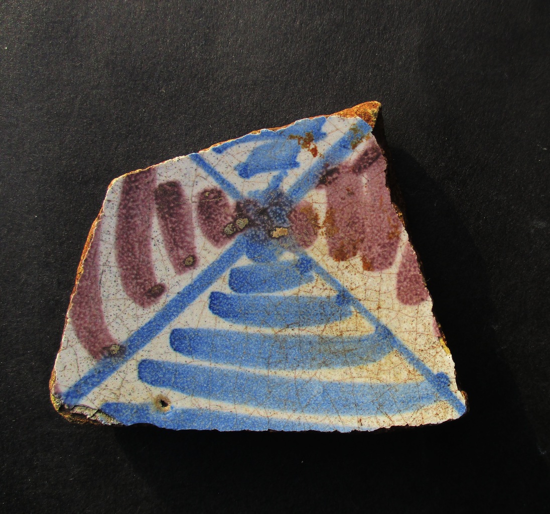 GermanderS's tweet image. 1/2: Here's my favourite recent delftware finds from the Thames foreshore. I especially like the first piece - with those colours and patterns, it could be a child's felt tip drawing, but it probably dates from the 1700s or earlier...