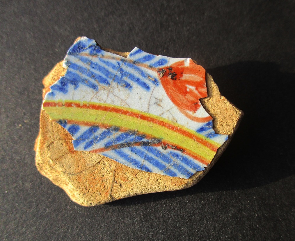 GermanderS's tweet image. 1/2: Here's my favourite recent delftware finds from the Thames foreshore. I especially like the first piece - with those colours and patterns, it could be a child's felt tip drawing, but it probably dates from the 1700s or earlier...