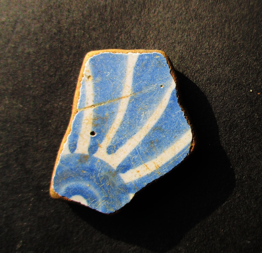 GermanderS's tweet image. 1/2: Here's my favourite recent delftware finds from the Thames foreshore. I especially like the first piece - with those colours and patterns, it could be a child's felt tip drawing, but it probably dates from the 1700s or earlier...