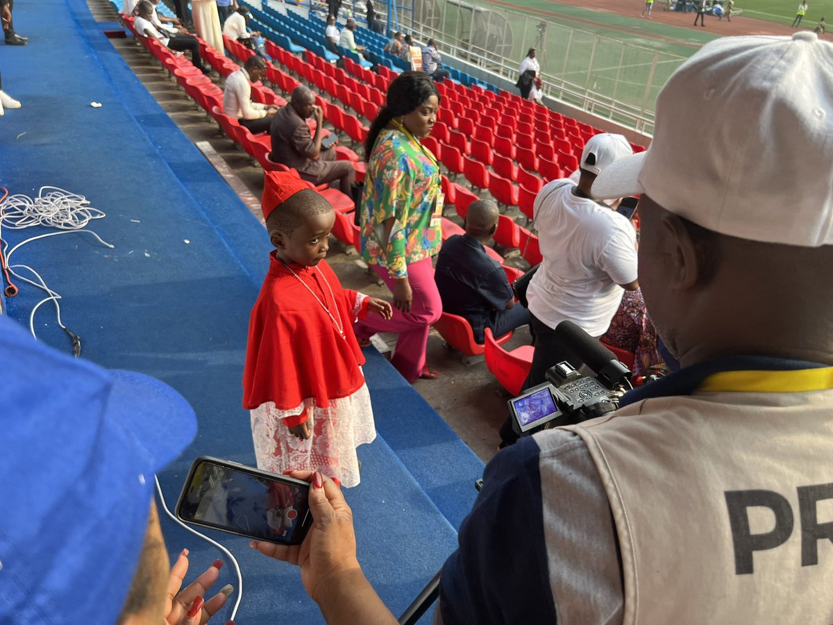 dpaschwarz's tweet photo. Vorletzter Tag des @Pontifex in #DRCongo, gleich spricht er im Fußballstadion zu zigtausenden Leuten. Die Vorfreude ist riesig #dpareporter @dpa #PopeInDRC https://t.co/nZ1bLJK6UP