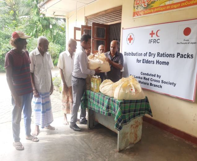 RegmiUdaya's tweet photo. Since the start of the economic crisis in Sri Lanka, @SLRCS has persisted in offering aid in the form of cash grants, hygiene kits, nourishing food packs, and support for the most vulnerable kids and teenage girls who have been adversely affected by the crisis. https://t.co/aX4aMRbTdu