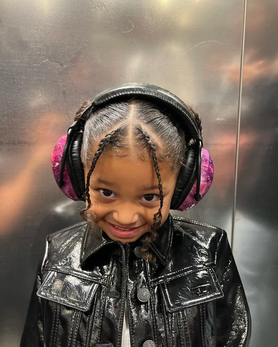 ไคลีย์ลงภาพอวยพรวันเกิดน้องมี่พร้อมแคปชั่น

“แม่มอบของขวัญแห่งชีวิตให้กับหนู และชีวิตก็มอบหนูให้แก่แม่เช่นกัน ผู้หญิงที่พิเศษที่สุด ใบหน้าเล็กๆนี้แม่จะคิดถึง เพราะมันเปลี่ยนแปลงไปเรื่อยๆ  5 ปีที่รักหนูและมันก็จะเป็นแบบนี้ตลอดไป แม่จะอยู่เคียงข้างหนูเสมอ storm girl“ 🤍🌩⚡️