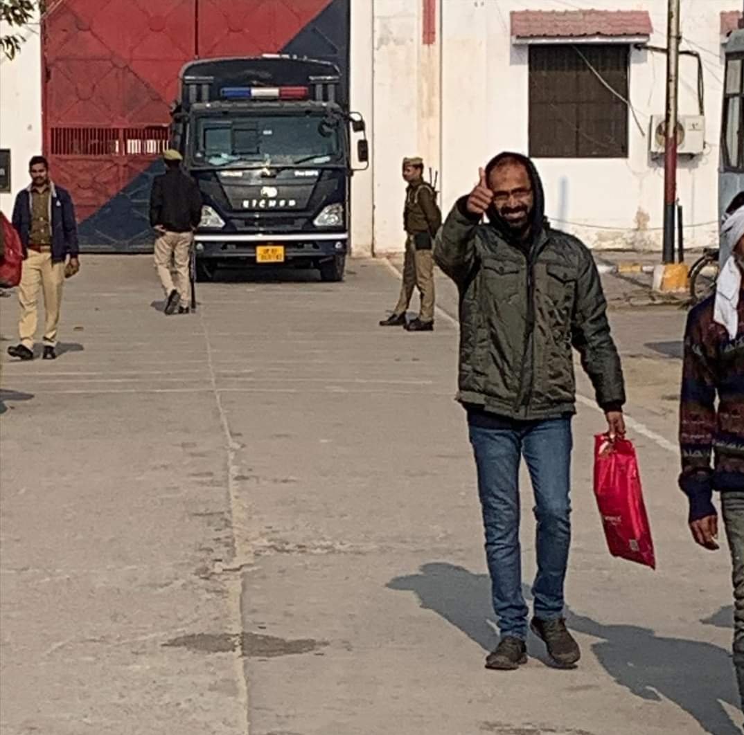 BebakBekhofAmmu's tweet photo. केरल का एक पत्रकार जो हाथरस में एक दलित बेटी जिसे जातिवादी गुंडों की शारीरिक प्रताड़ना से उसकी मौत के बाद योगी और उनकी पुलिस द्वारा आधी रात में जलाए जाने की खबर को कवरेज करने जा रहे सिद्दीक कप्पन को देशद्रोह के आरोप में 28 महिने कैद के बाद आज रिहाई मिली है।https://t.co/2BOTKc5mFm https://t.co/lx7e2fTTrK