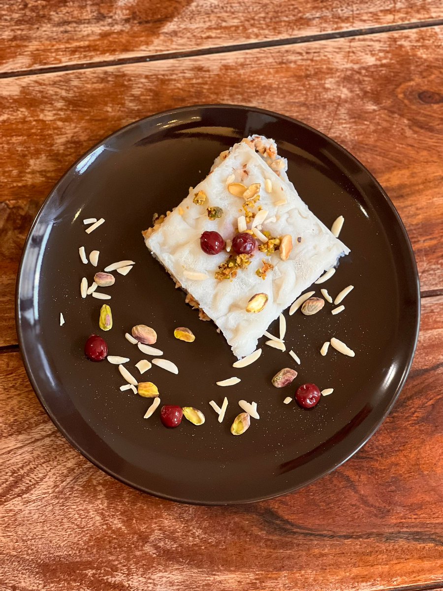 [Anzeige/Advertisement #HW2023] 
gesponsert by muenchner-fahrerschmiede.de 
Liebe Freunde der vegan-mediterranen Küche, ab sofort bieten wir auch Güllac nach Art des Hauses (#Güllac; Reismilchblätter mit Haselnuss und Rosenwasser). 
Wir freuen uns auf Ihren Besuch.