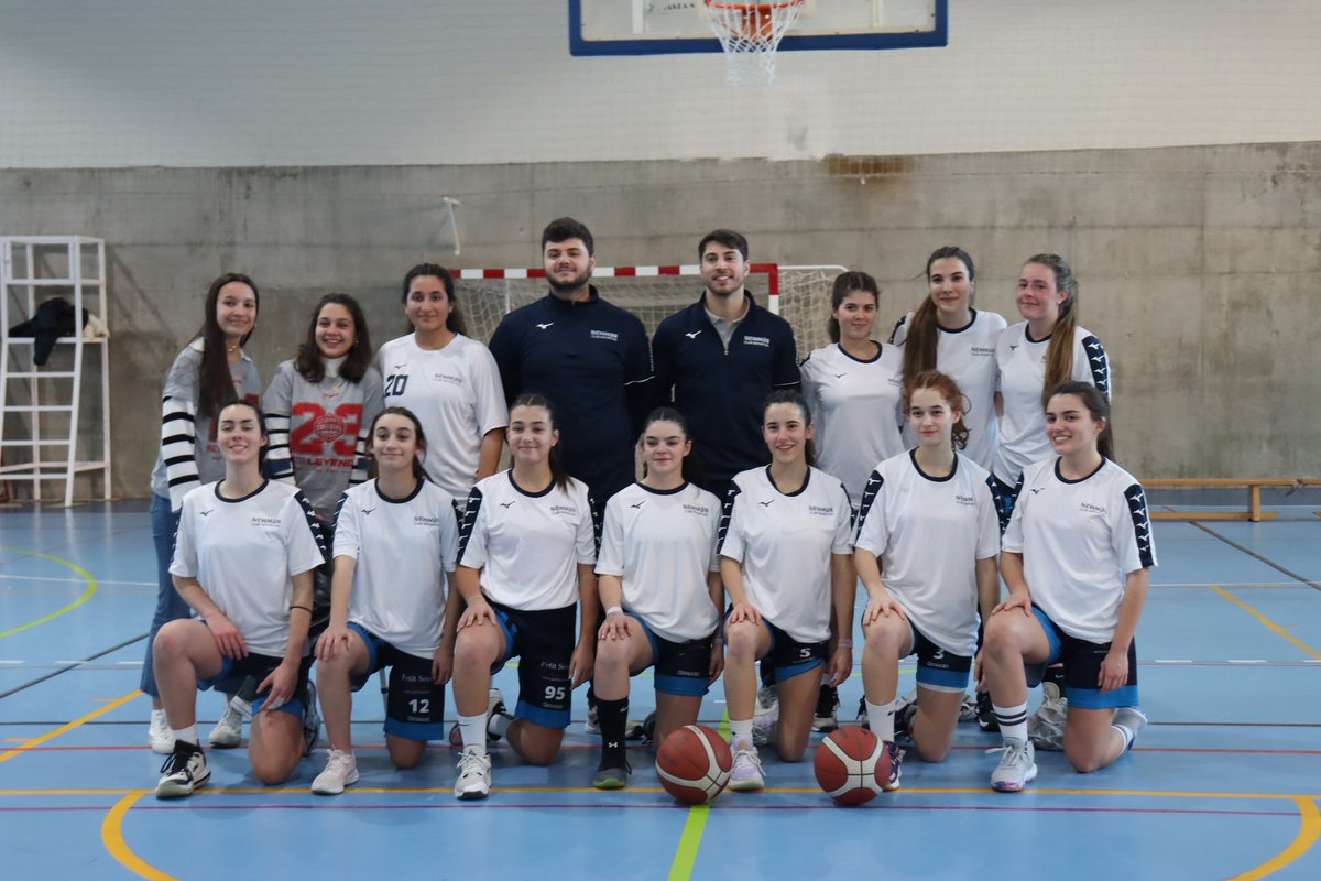 deportenewman's tweet photo. Copa Colegial 😜🤩🏀
El equipo femenino consiguió contener a @ClubPilaristas y lograr el pase a siguiente ronda

También veréis las fotos de los benjamines del club, no quisieron perderse esta cita disfrutando de asientos vips 👉😎 y jugando un partido de exhibición
#basket https://t.co/AvSb9C6hUP