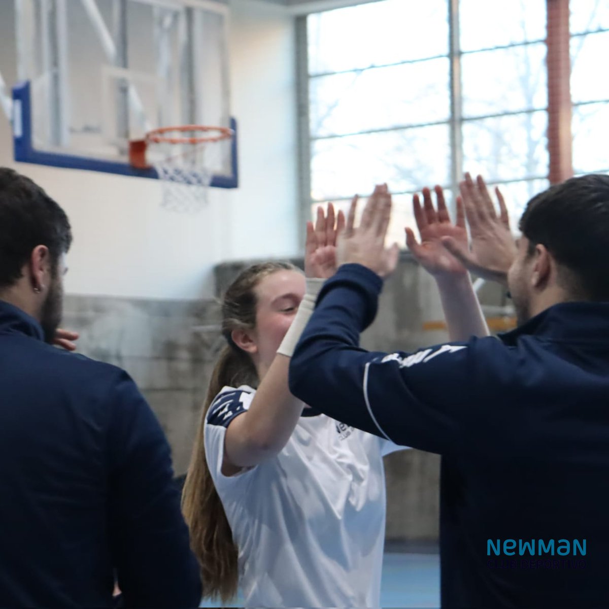 deportenewman's tweet photo. Copa Colegial 😜🤩🏀
El equipo femenino consiguió contener a @ClubPilaristas y lograr el pase a siguiente ronda

También veréis las fotos de los benjamines del club, no quisieron perderse esta cita disfrutando de asientos vips 👉😎 y jugando un partido de exhibición
#basket https://t.co/AvSb9C6hUP