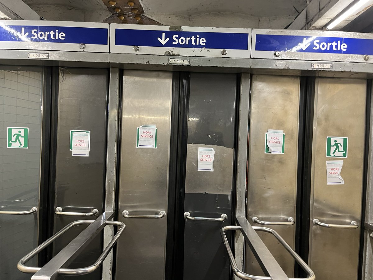 Kroustille_Fr's tweet photo. @RATPgroup ça sert à quoi d’augmenter les prix des abonnements et des tickets si c’est pour avoir un service aussi déplorable ? Vous avez prévu de les réparer avant 2042 les portes de Saint Paul ? https://t.co/ZStTX2SjTv