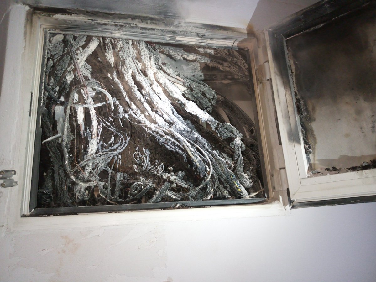 sciab_es's tweet photo. Te damos  unos consejos básicos en caso que un incendio de vivienda inhunde de humo la caja de escalera. https://t.co/aaLoUsHyeq