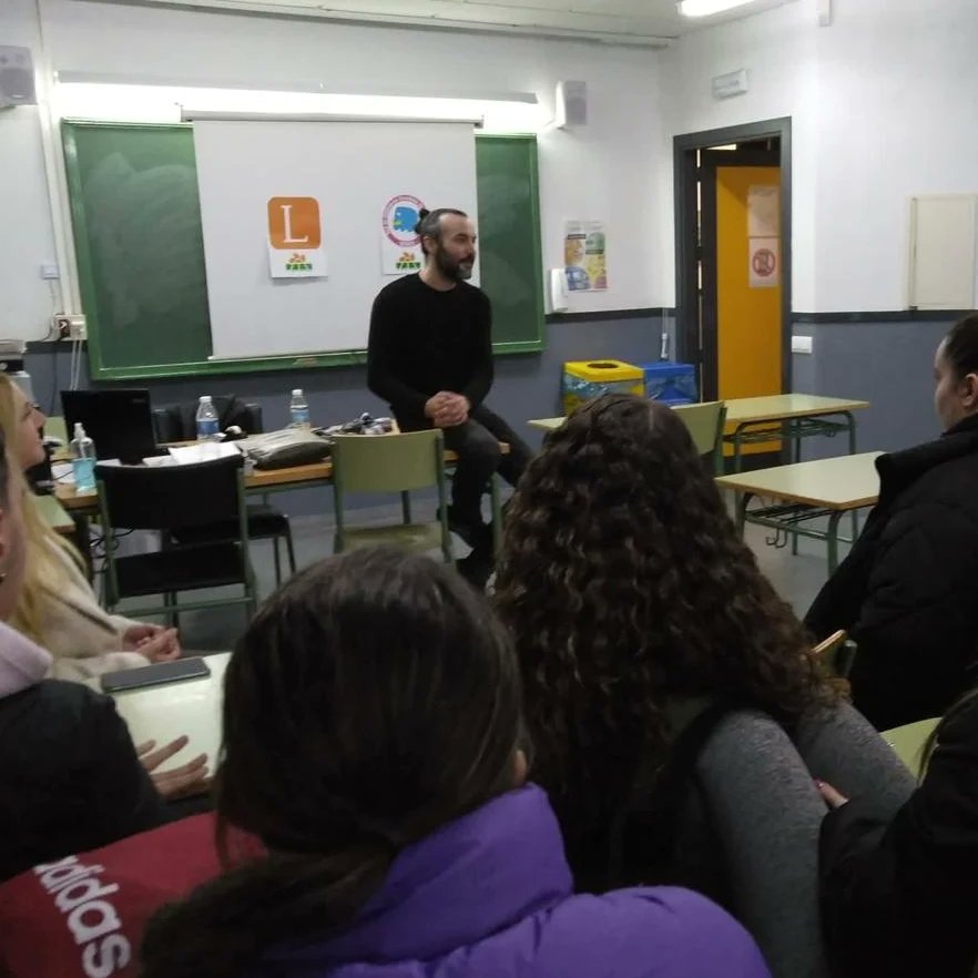 i_bachiller's tweet photo. Ha visitado nuestro centro el autor Miguel Ángel Carmona del Barco. Este ha estado conversando con nuestro alumnado de 2º de Bachillerato sobre su novela Alegría. Gracias Miguel Ángel por esta novela, por esta protagonista y por ayudarnos a reflexionar sobre la violencia machista https://t.co/WGZTIHVmLl