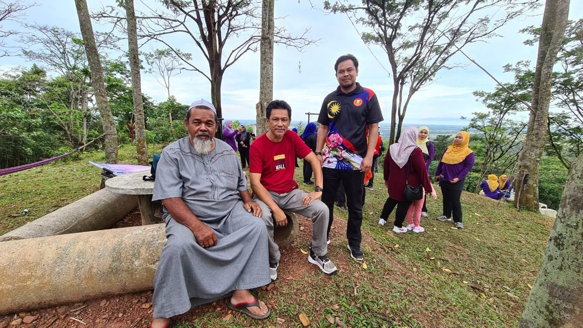 pdtkmkedah's tweet photo. 02/02/2023 (Khamis)
Tuan Pegawai Daerah Kuala Muda Telah Menyertai
PROGRAM MENUJU PUNCAK KEMBARA JEJAK ALAM (HIKING BUKIT HJ.YUSOF) ANJURAN PUSPANITA CAWANGAN KECIL DAERAH KUALA MUDA DISERTAI KELAB SUKAN DAN KEBAJIKAN PDKM.
#pdtkm #puspanita #KelabSukanDanKebajikanPDKM https://t.co/aQIeomkD8O