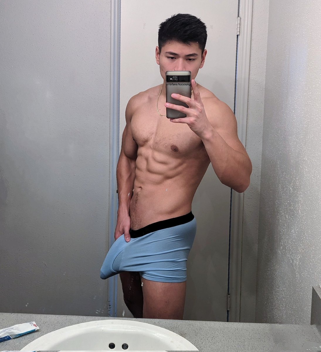 Liamozy's tweet photo. RT if you like Asian guys 
#fitness https://t.co/SroPQStr7K