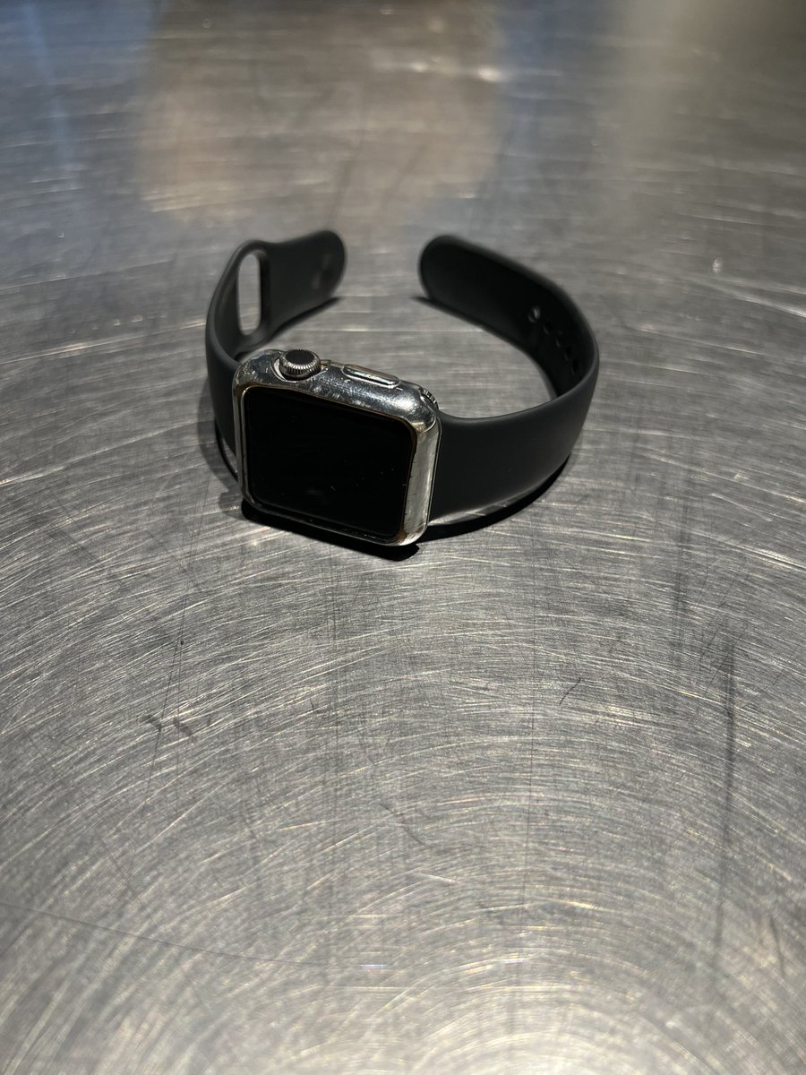 chai_mack_jack's tweet image. 昨日寝落ちしたせいで充電を忘れ、朝から飾りのApple Watchになってしまっている⌚️

頼むわマイメン。
君が動いてくれへんと仕事が不便やねん。
いなくなって大事さ痛感してんねん。

#マイメン 
#今日のうっかり🦴