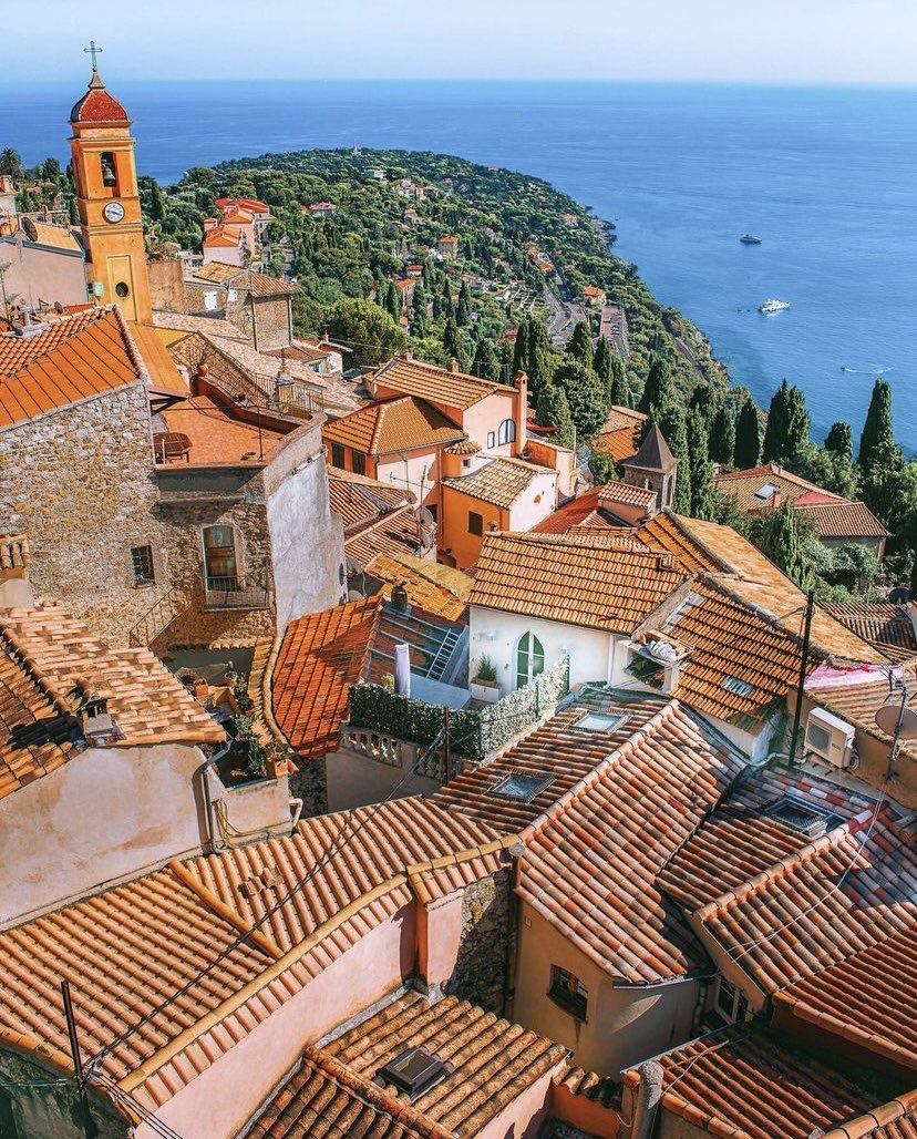 RadioEmotion_'s tweet photo. ☀️ #JeudiPhoto

On vous souhaite une belle journée depuis le village perché de #RoquebruneCapMartin ! 🤗

📸: 

#CotedAzur #CotedAzurFrance #FrenchRiviera #Roquebrune @VilleRCM06190 https://t.co/B3zetDOVde