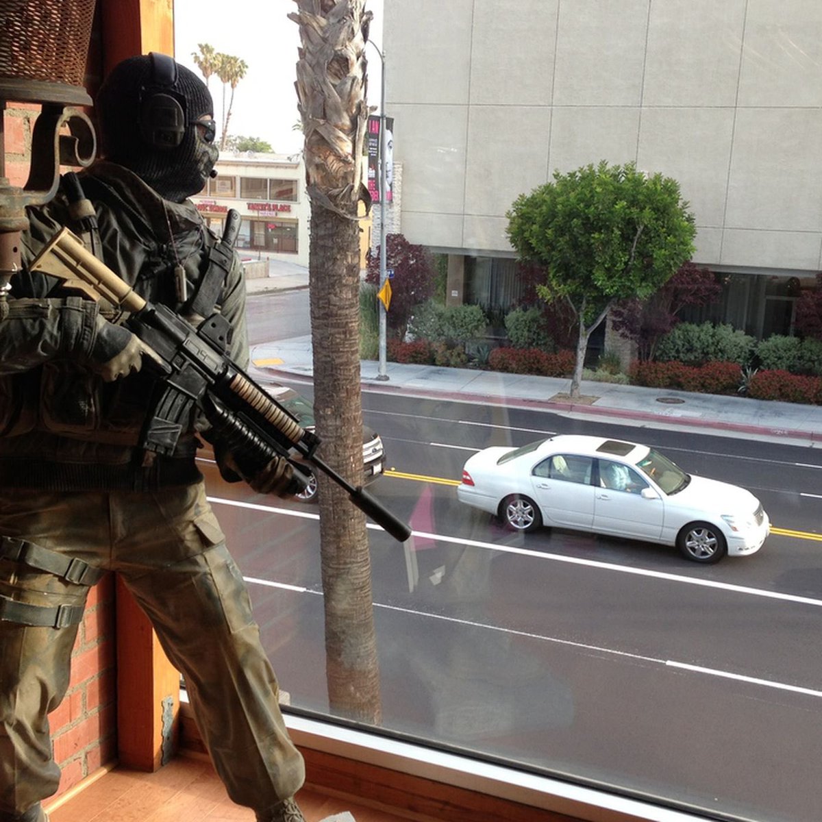 KaptainKrunch97's tweet image. remember back in 2013 when the Infinity Ward offices got raided by the LAPD and the police got into a stand off with a life-size statue of Ghost