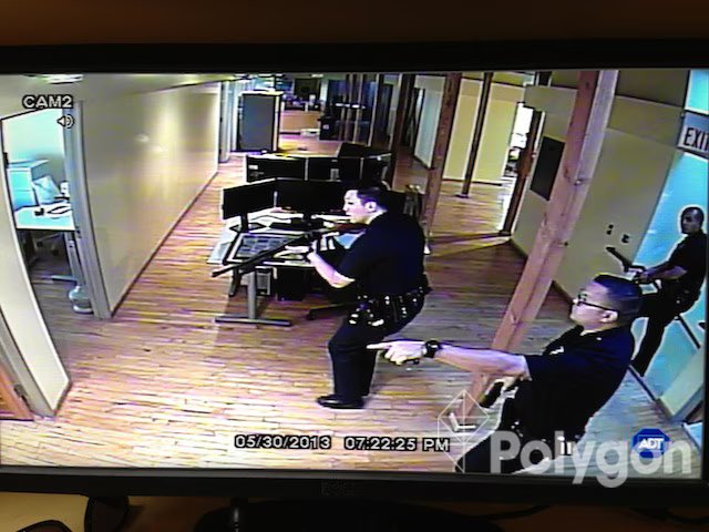 KaptainKrunch97's tweet image. remember back in 2013 when the Infinity Ward offices got raided by the LAPD and the police got into a stand off with a life-size statue of Ghost