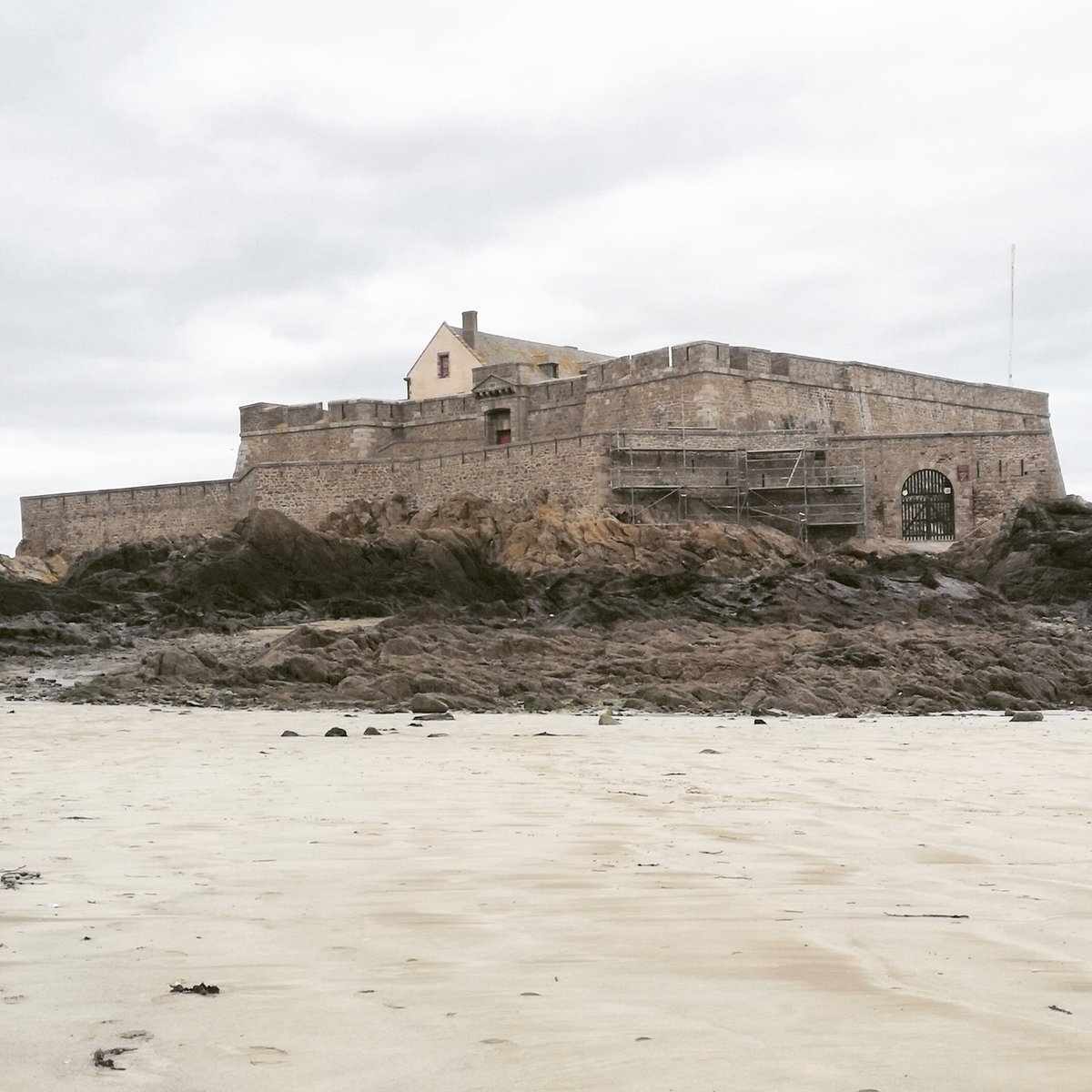 boussemaer_art's tweet photo. #Fortnational, #SaintMalo, #IleetVilaine, #Bretagne. #Fort construit en 1689 par l’ingénieur Siméon Garangeau d’après les plans de #Vauban et sur les ordres de #LouisXIV.
https://t.co/4TmWrsJUjF https://t.co/rfRHkXRE1n