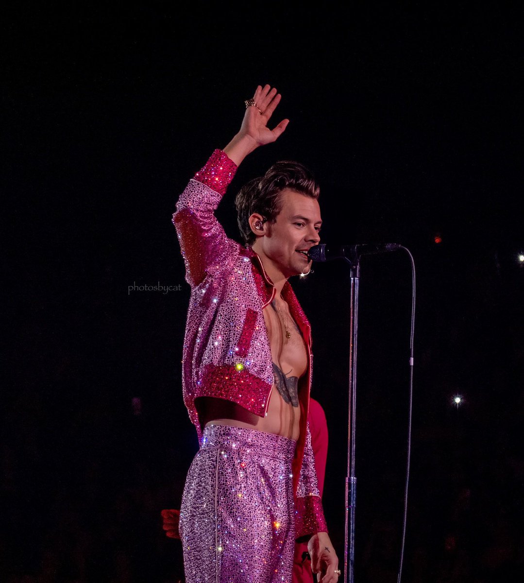 HLDTour's tweet image. Harry Styles, live from Acrisure Arena. 
#LoveOnTourPalmSprings #Night2
2.1.23

📸: @photosbycat