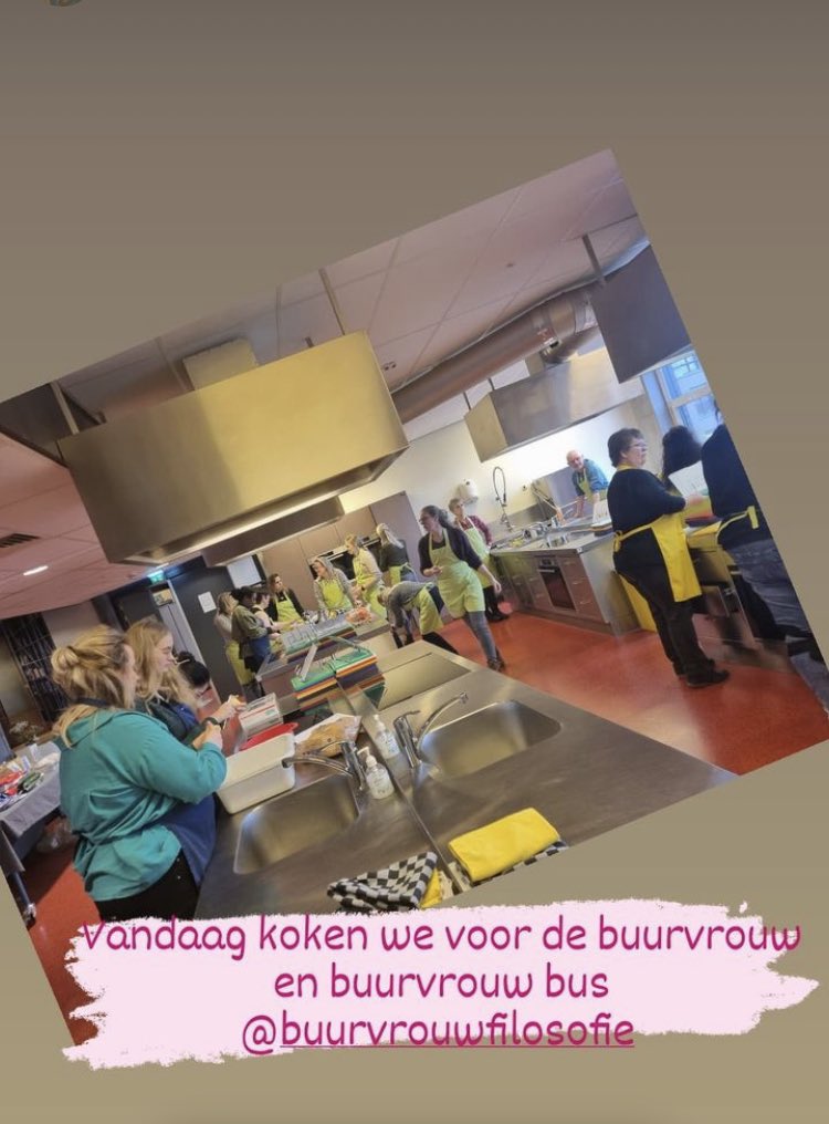 Tijdens de Burgerschapsweek zijn BBL-studenten vd opleiding Onderwijsassistent en Gespecialiseerd Pedagogisch Medewerker bij ROC Friese Poort in actie geweest voor de Buurvrouw&amp;Buurvrouw. Zij hebben maaltijden gekookt voor diegene dit nodig hebben. Inzet voor de maatschappij. 💋