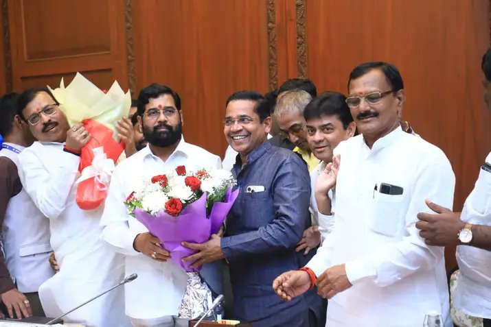 AbhiPawarBJP's tweet photo. राज्यसेवा मुख्य परीक्षा वर्णनात्मक पद्धतीने घेण्याचा निर्णय २०२५ पासून लागू करण्याचा निर्णय घेऊन राज्यातील लाखो विद्यार्थ्यांना दिलासा दिल्याबद्दल मुख्यमंत्री मा श्री @mieknathshinde जी यांचे विद्यार्थ्यांच्या वतीने पुष्पगुच्छ देऊन आभार मानले. #MPSC https://t.co/k90goalbe1