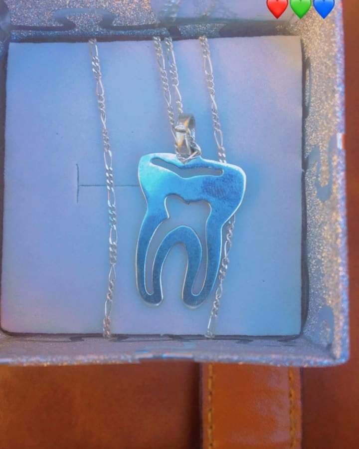 Silviaaccessory's tweet photo. تاقوا "دكتورة الأسنان في حياتكم " 🦷🏃‍♀️
✨✨✨
متوفر سلاسل أسماء بالطلب 🌸😌
السعر:12 ألف
متوفر توصيل. 
للطلب والإستفسار DM

#تألق_مع_سيلفيا 
#فضة
#سيلفيا_للإكسسوارات 
#Shine_With_Silvia
#Silver
#Silvia_Accessories https://t.co/UguSQxK8Yg