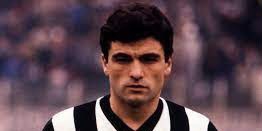 FLOOD //   ‘’Atom Karınca’’ <a href="/RCALIMBAY/">Rıza Çalımbay</a>  
İyi ki doğdun!
-16 yıl, 562 maç, 14 kupa, namağlup şampiyon
-2 renk tek aşk; Beşiktaş
-Malum Pankart
 Beşiktaş ‘’Efendi’’ olarak anılıyorsa bu sıfatı en çok hak eden Rıza Çalımbay’ın öyküsü. 
Haydi Başlayalım!
🦅🦅🦅