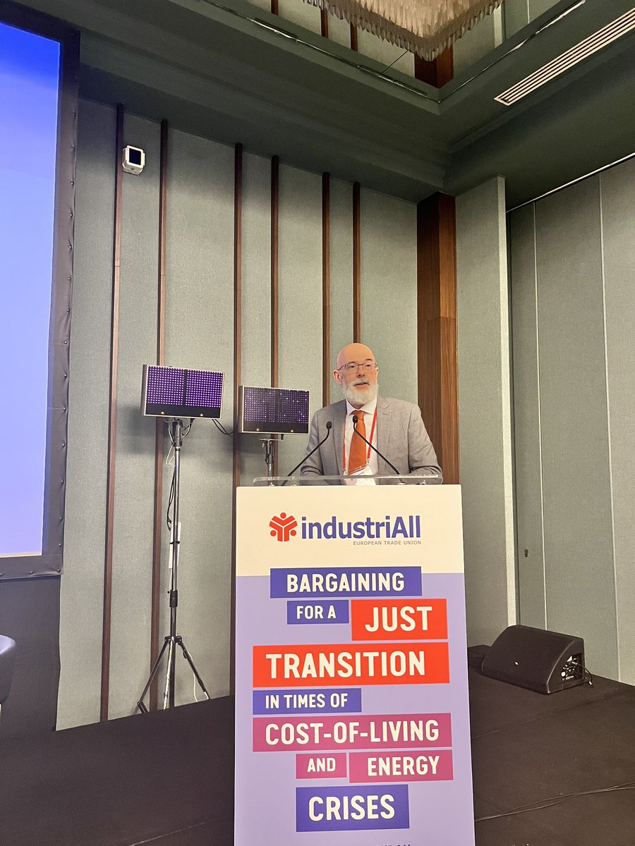 industriAll_EU's tweet photo. Ronald Janssen @TUACOECD chief economist setting the scene 🎬 stronger and co-ordinated collective bargaining goes hand in hand with 👉🏻 more &amp; quality jobs 👉🏻 lower inequality 👉🏻 easier transitions 👉🏻 a more inclusive labour market. https://t.co/DIg0CWbncc