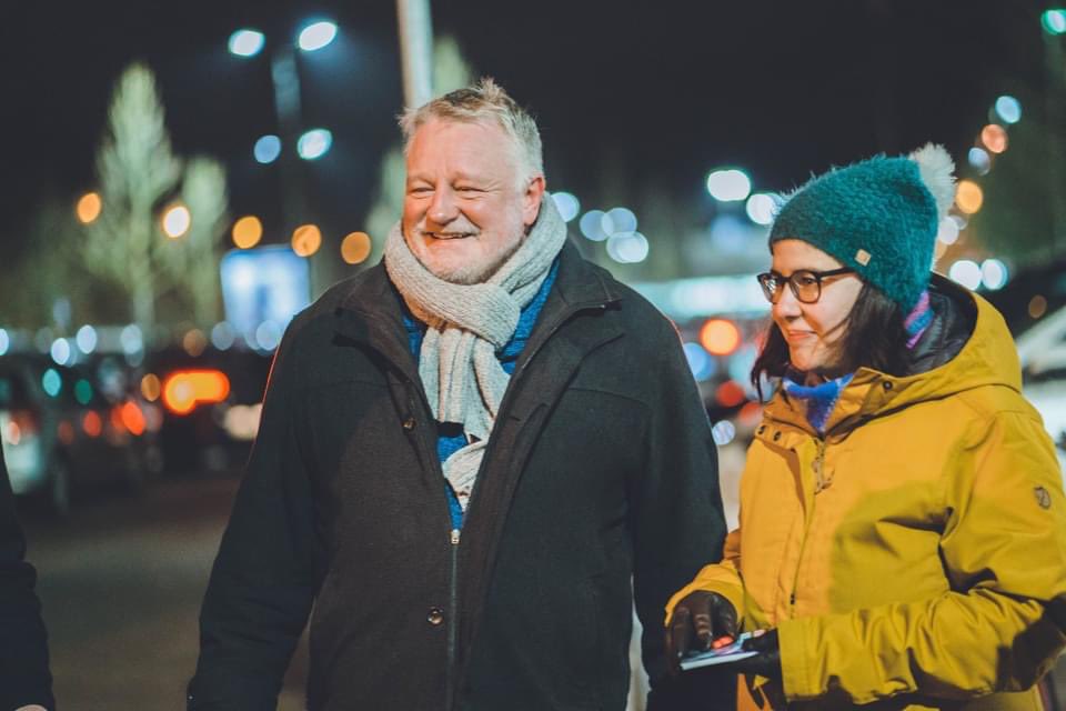 Ulrich Commerçon (@ulrichcommercon) on Twitter photo Morgens 05:00 Uhr am Werkstor von ZF: Wir haben die Kolleginnen und Kollegen über die Ansiedlung der #Chipfabrik in Ensdorf informiert. Ein Aufbruch ist im ganzen #Saarland spürbar. Zusammen werden wir Arbeitsplätze erhalten und neue schaffen. Morgens 05:00 Uhr am Werkstor von ZF: Wir haben die Kolleginnen und Kollegen über die Ansiedlung der #Chipfabrik in Ensdorf informiert. Ein Aufbruch ist im ganzen #Saarland spürbar. Zusammen werden wir Arbeitsplätze erhalten und neue schaffen.
