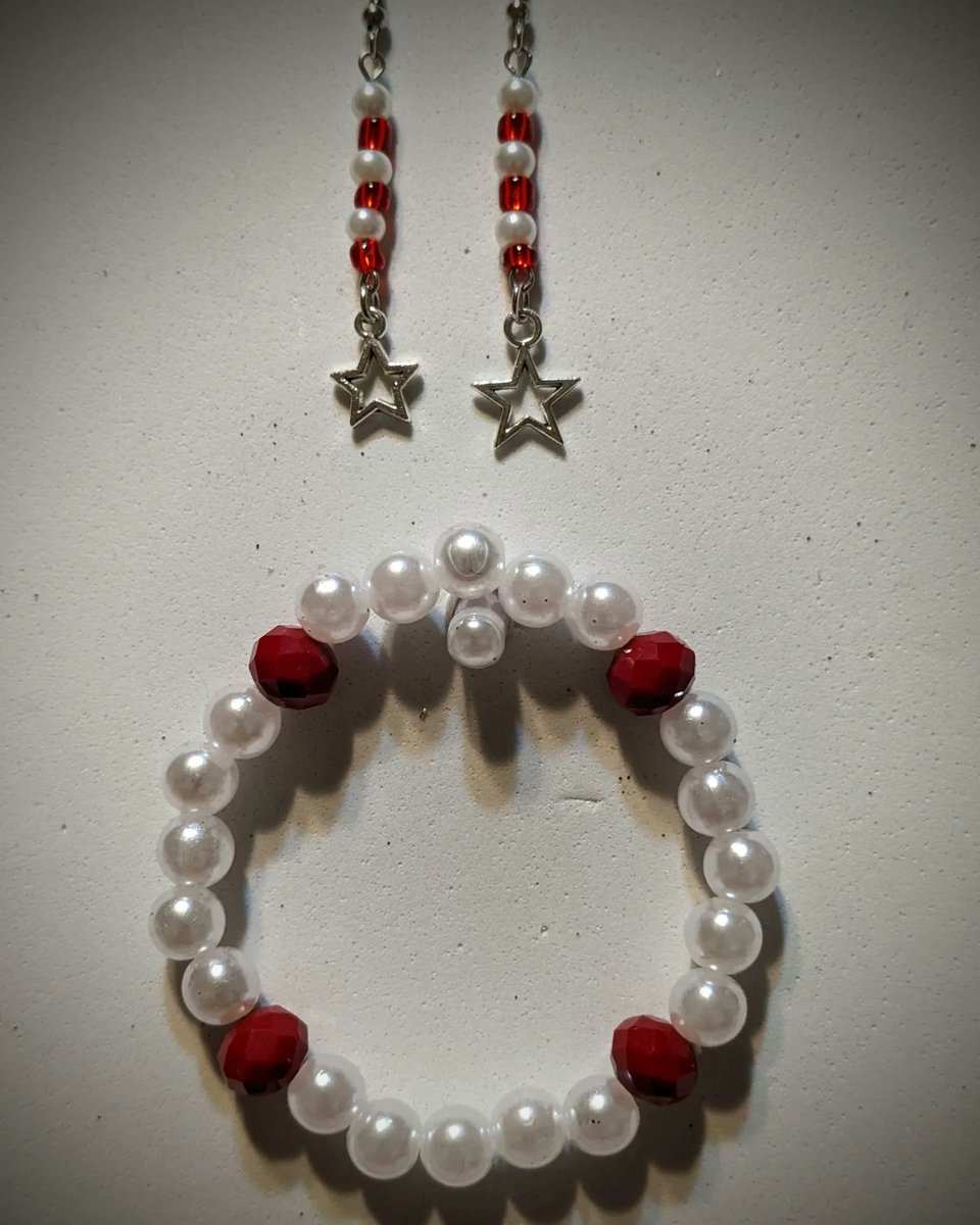 littleshoes08's tweet image. Midnight hobby 📿 #BraceletMaking #earringmaking #soothesmysoul #calmsmyanxiety