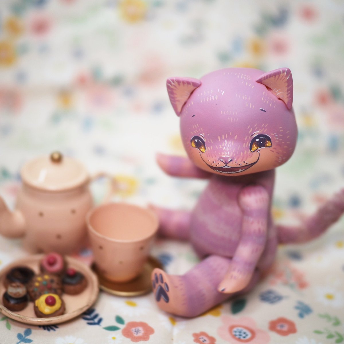 zuzu_kam's tweet photo. the cheshire Cat with “Zudo” style
Zudo is a 5joints animal doll, you can paint your own design on them and make clothes and accessory for them, take them in to you life and travel the world together🌍🌏🌎
#ob11 #Zudo #bjd #dollmaking #actionfigures #TheCheshireCat https://t.co/VtUARrlEeN