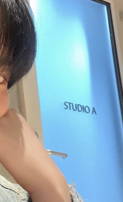 limym_'s tweet photo. 왼쪽이고오른쪽이고뭐고 그러니까 지금 녹음실갔다는거지?암튼머가됐든 작업하는중이라는거잔아~~~!!!!! https://t.co/QlEjkZuZQ6