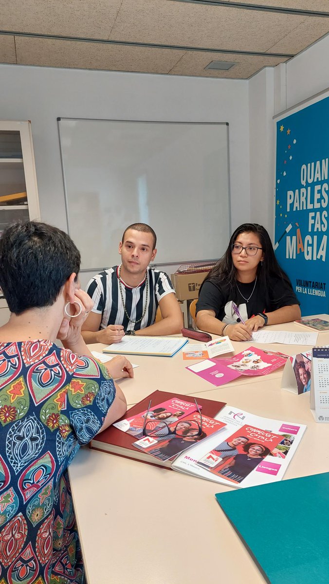 cnlheura's tweet photo. #any2022 
Pràctiques lingüístiques E3 al @cnlheura
👉Grups de 2 o 3 alumnes
👉Preparen entrevista a entitat col·laboradora del @vxlcat
👉Queden amb l'entitat i fan l'entrevista
👉Autoavaluació de la pràctica
👉Posada en comú a la classe
@TAUformar @cclaietansgram  @cpnlcat https://t.co/oBalUkN5Ay