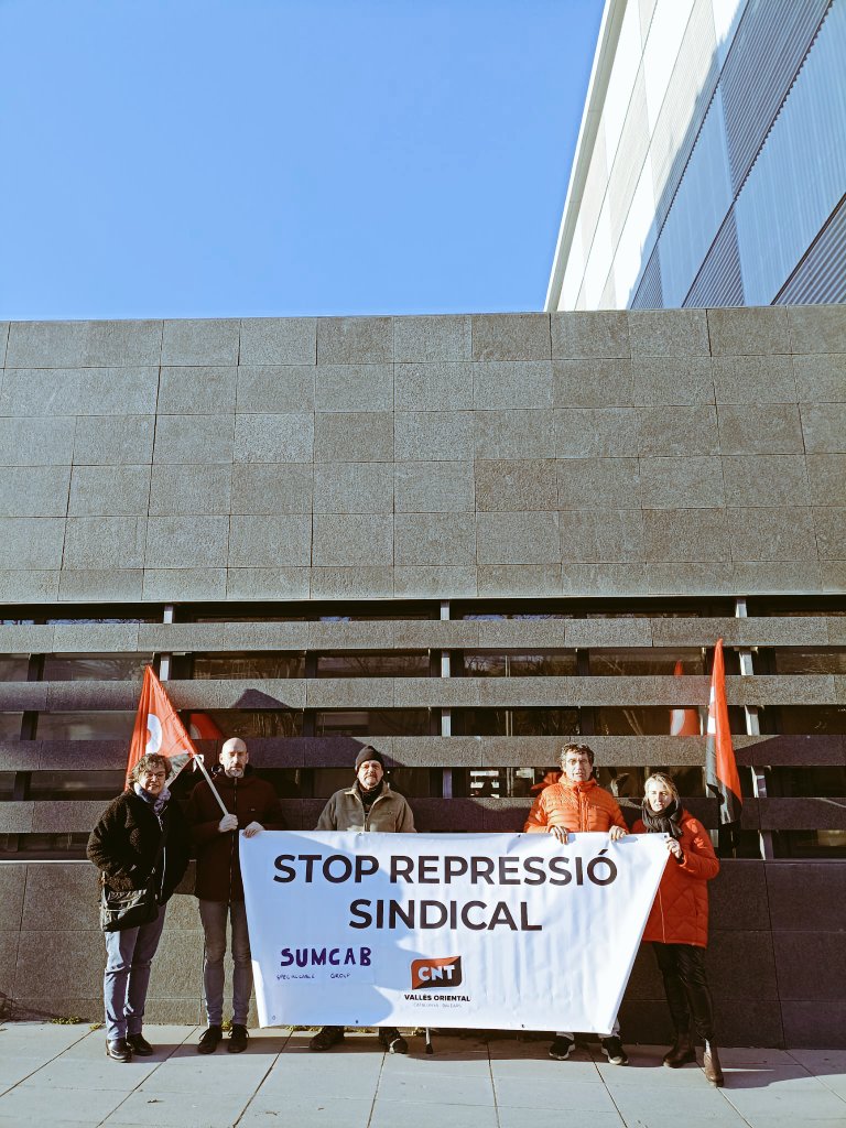 CNTValles's tweet image. ⚫🔴 Avui estem acompanyant als Jutjats de #Granollers el nostre company acomiadat injustament per l&apos;empresa SUMCAB de #LesFranqueses per reclamar unes millors condicions de treball.

📢 Stop Repressió Sindical! 🏴🚩

#ComptaAmbCNT #LlibertatSindical #VallèsOriental