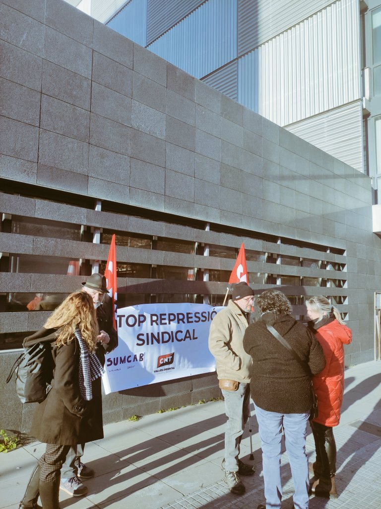 CNTValles's tweet image. ⚫🔴 Avui estem acompanyant als Jutjats de #Granollers el nostre company acomiadat injustament per l&apos;empresa SUMCAB de #LesFranqueses per reclamar unes millors condicions de treball.

📢 Stop Repressió Sindical! 🏴🚩

#ComptaAmbCNT #LlibertatSindical #VallèsOriental