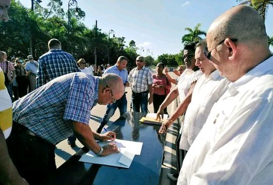 Entidades, organismos y organizaciones de masas de #SantiagodeCuba hicieron acto de entrega de sus compromisos  de trabajo para honrar el 70 Aniversario del Asalto al Cuartel Moncada ante el Altar Sagrado de la Patria, en el cementerio patrimonial Santa Ifigenia.

#JuntarYVencer