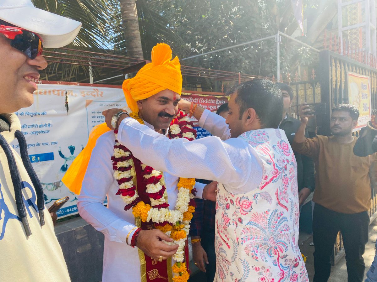 GoluShuklaInd's tweet photo. गो माता करतीं सदा, भव सागर से पार । 
इनकी तुम सेवा करो, जीवन देंगी तार ।।

जन्मदिन के पूर्व आज श्री विद्या धाम मंदिर में गुरुवर का आशीर्वाद प्राप्त कर गौमाता के पूजन के साथ ही सेवा कार्य किया एवं प्रिय छोटे भाई प्रतीक साहू को सफल आयोजन के लिए बधाई व शुभकामनाएं प्रेक्षित की। https://t.co/PCInoud78a