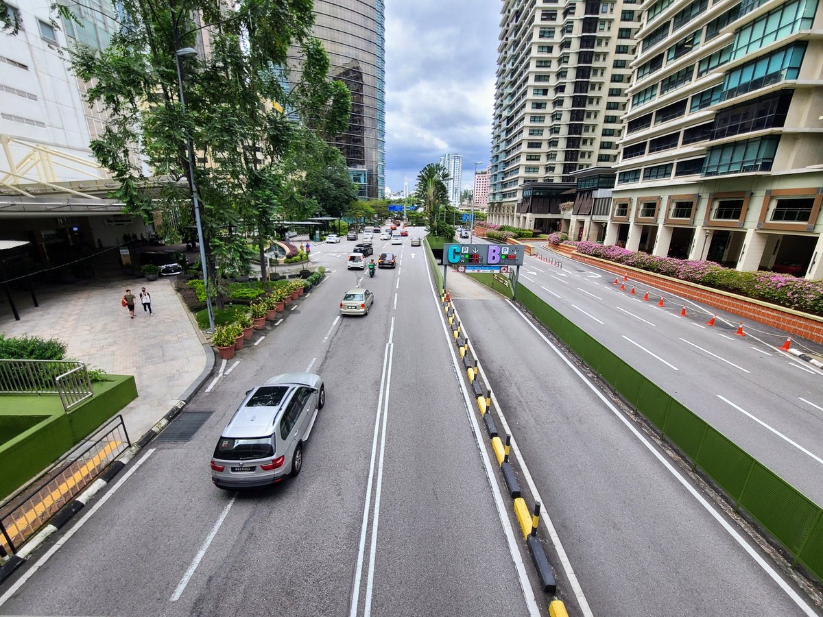 Testing the camera 📷 on the #SamsungGalaxyS20 before I decide if I want to buy the #SamsungGalaxyS21 or continue with Google's #Pixel series.

Photos taken from the bridge connecting MidValley North Court and Northpoint Residences.

Left: Normal angle.
Right: Wide angle.