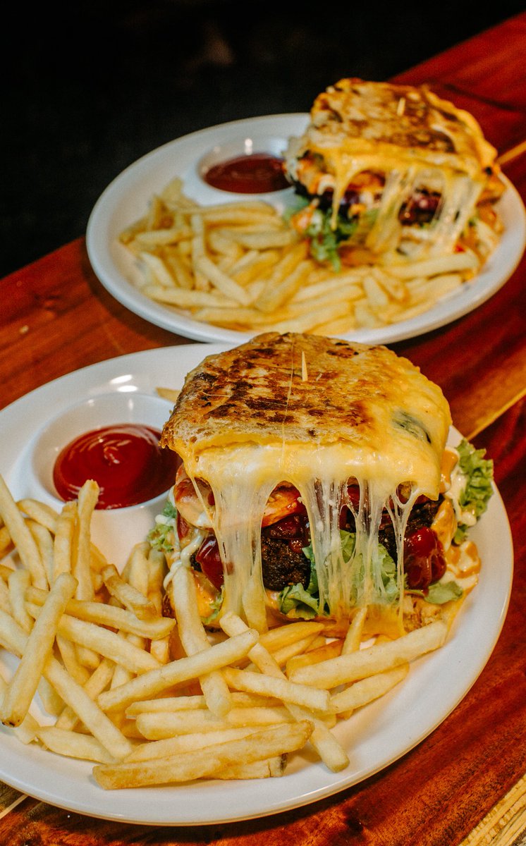 ChefAmpeed's tweet image. Grilled Cheese Burger! 🔥#grilledcheese #burgers