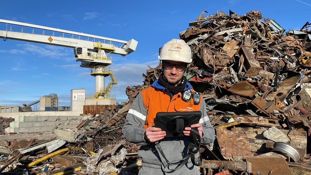 ValerieCussac's tweet photo. La journée continue en direct du parc d’acier recyclé d’ @ArcelorMittalF 👉1er levier de réduction de leurs émissions CO2 ! Rencontres sur place avec les opérateurs équipés de leur tablette #5GSteel leur permettant de gagner en efficacité opérationnelle
💪 @EricssonFrance https://t.co/I9oA4EJEgP