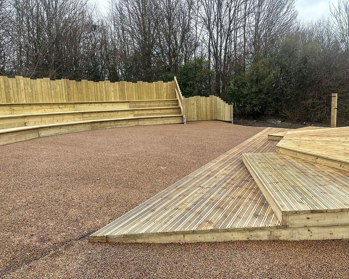 SawscapesP's tweet image. What a cracking backdrop! 🌳☀️ Our Amphitheatre and 3 Tiered Performance Stage is complete with surfacing. #amphitheatre #performancestage #outdoorclassroom #designandbuild #sawscapesplay