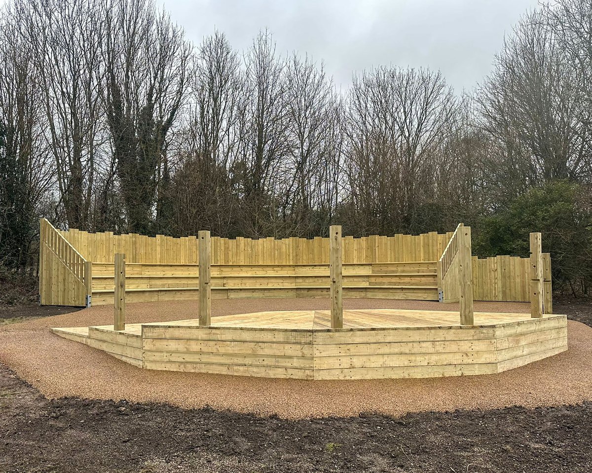 SawscapesP's tweet image. What a cracking backdrop! 🌳☀️ Our Amphitheatre and 3 Tiered Performance Stage is complete with surfacing. #amphitheatre #performancestage #outdoorclassroom #designandbuild #sawscapesplay