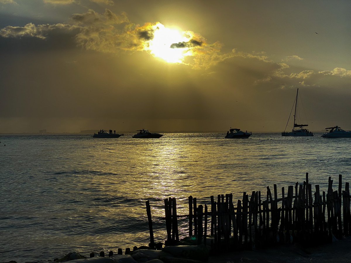 DestinTurquoise's tweet photo. Sunsets on Isla Mujeres Playa Centro. #playacentro #Mexico #IslaMujeres #destinationturquoise #travelblogger #ocean #sunset https://t.co/8gWPVbHWR8