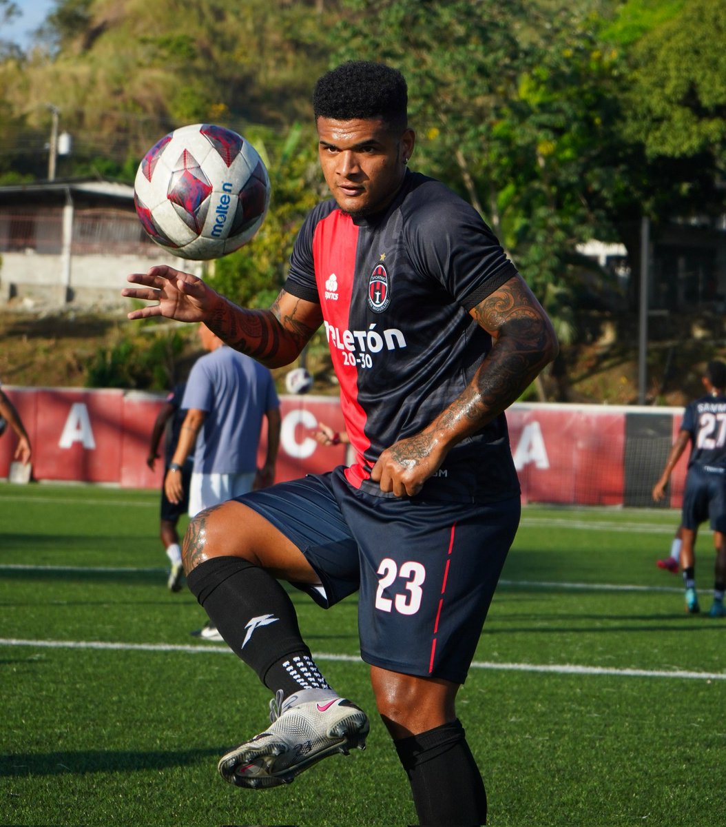 sportingsmfc's tweet photo. ¡ATENTO AL BALÓN! ⚽️ 

Emmanuel Chanis concentrado para la Jornada 4 y sin perderle la mirada al balón. 👌

#ElEquipoDelDistrito🔴⚫️ 
#LucharYGanar💪 https://t.co/p1J1SP2CoJ