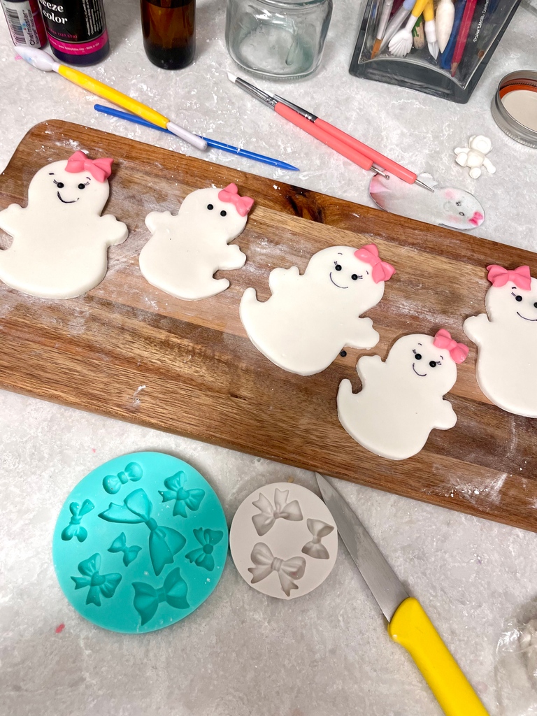 cvapodaca's tweet photo. This birthday girl loves Halloween and pink 👻💕
Love her  fun style 😍 We made meringues for this cake using a recipe by @preppykitchen. Just love how they turned out. Thank you John!
#pinkcake #ghostcake https://t.co/Atgpoq1q2S