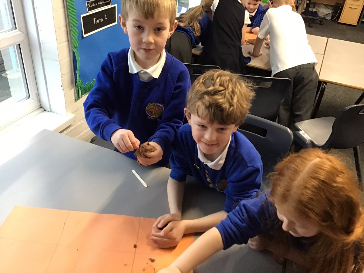 Grimoldby_Y4's tweet photo. Can you find out what an animal eats by looking at its poo?
Is it a herbivore, a carnivore or an omnivore? #wearescientists #investigating #animals #whosepoo https://t.co/KKpAGHSFm3