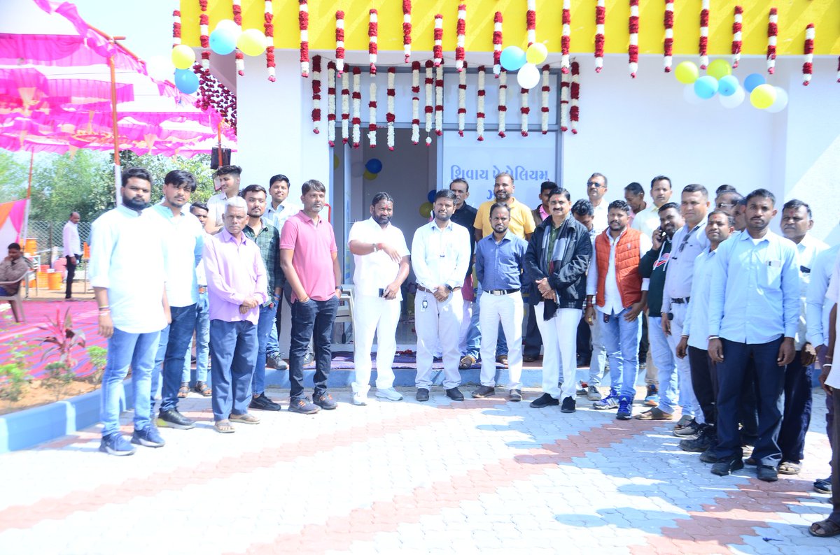 શિવાય પેટ્રોલિયમ ઝોઝ ના ઉદ્ઘાટન પ્રસંગે ઉપસ્થિત રહી.
જયસિંહભાઈ રાઠવાને નવીન પેટ્રોલપંપ માટે અભિનંદન પાઠવ્યા.