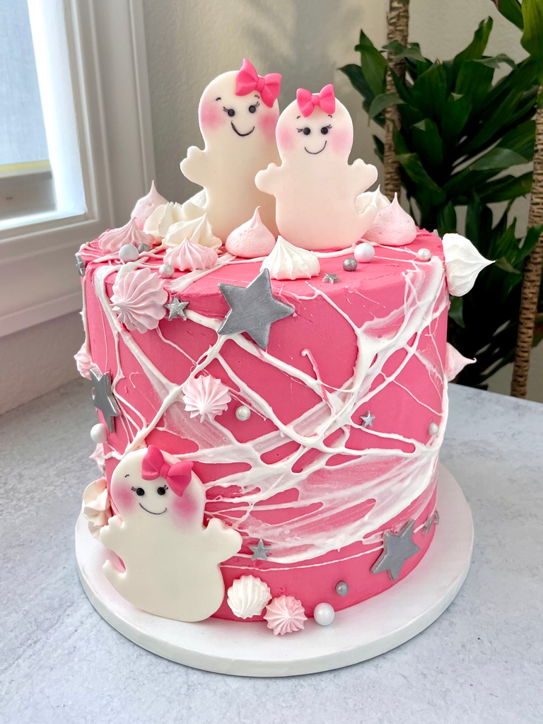 cvapodaca's tweet photo. This birthday girl loves Halloween and pink 👻💕
Love her  fun style 😍 We made meringues for this cake using a recipe by @preppykitchen. Just love how they turned out. Thank you John!
#pinkcake #ghostcake https://t.co/Atgpoq1q2S