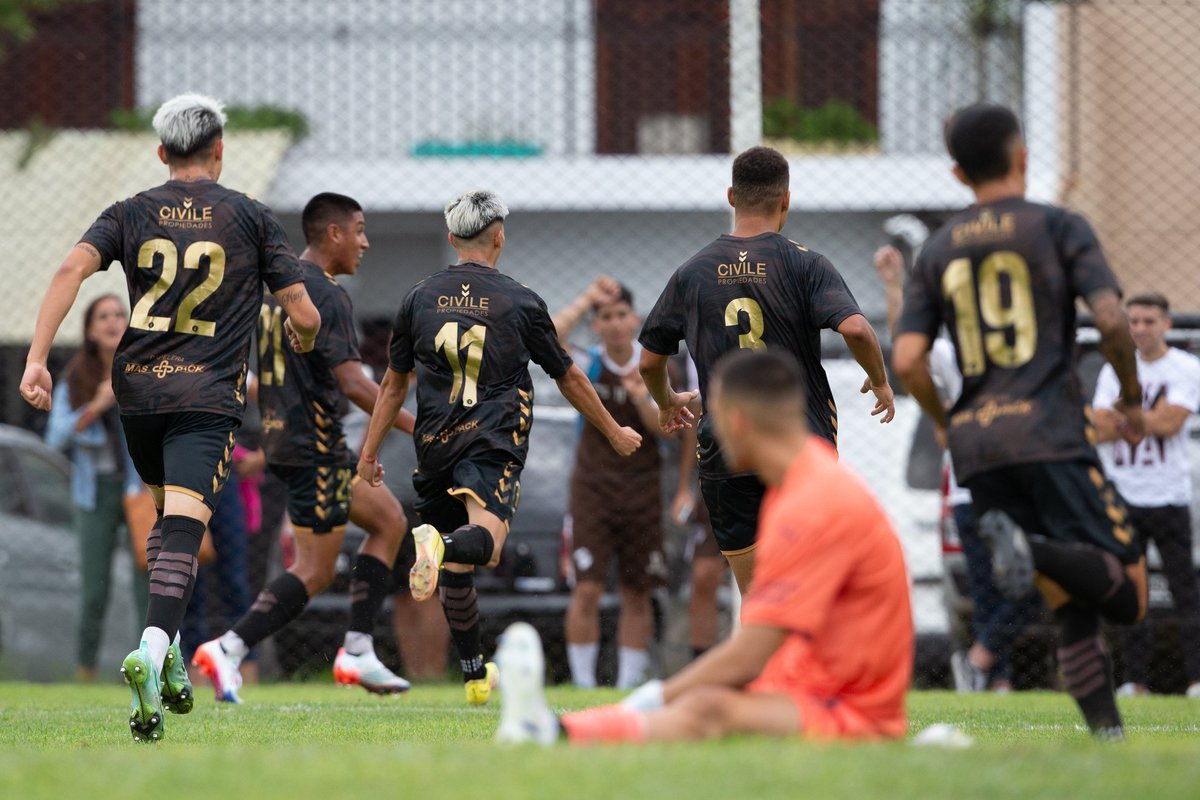 caplatense's tweet photo. #TorneoProyección ⏱️ Final del partido en Saavedra. #Platense e Independiente igualaron 2-2.

⚽ Ian Díaz e Ignacio Szarko convirtieron los goles del "Marrón".

🔜 La próxima fecha será ante Atlético Tucumán, en el norte del país.

#SiemprePlatense🤎 https://t.co/V28fVnoOum