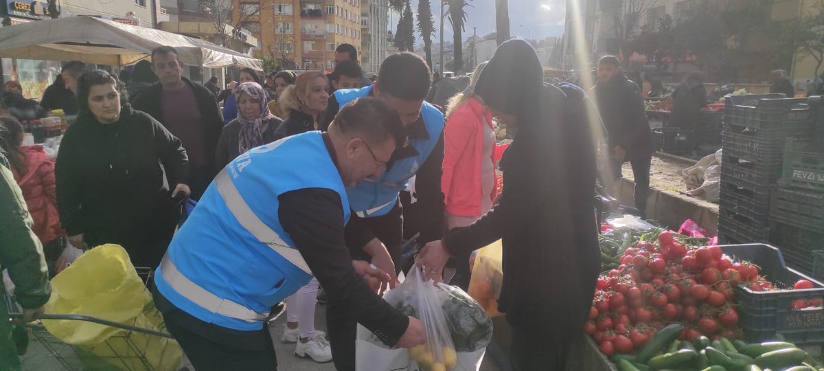 antakyayadeva's tweet photo. İlçe başkanımız ve başkan yardımcılarımız ile birlikte, Emlakbank evleri Perşembe semt pazarında esnaf ve vatandaşlarımızla birlikteyiz.
"Fileler Dolsun, Oylar Deva Olsun" sloganı ile Deva iktidarında doldurmak üzere, pazar çantası dağıtıyoruz.
#Devapazarda #Devaesnafta https://t.co/WKeBe9FMbv