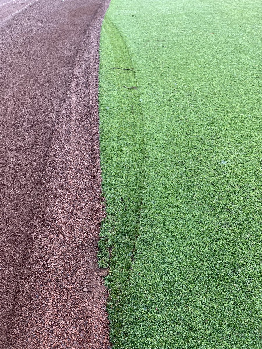 jpknight02's tweet photo. Is it normal to drive a scissor lift on the grass when you have 20ft of warning track to work with? Asking for a friend https://t.co/zn7WjgtWlT